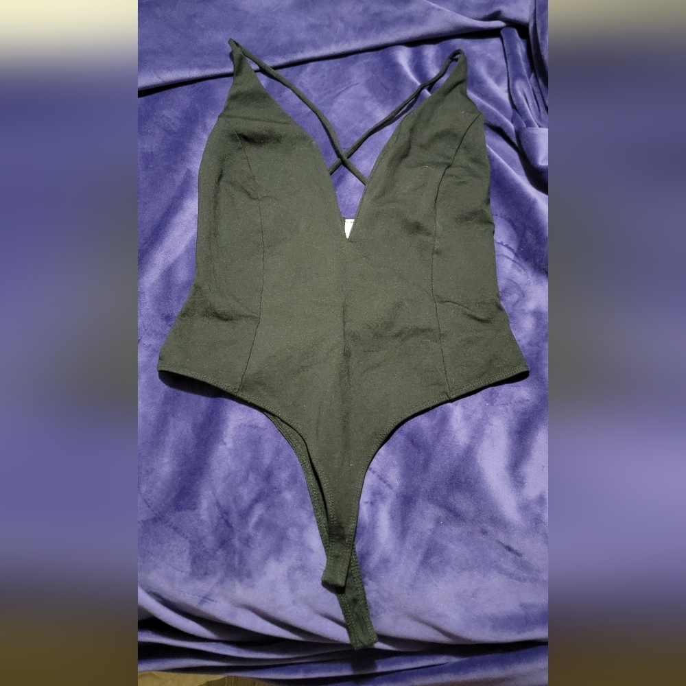 Low V body suit